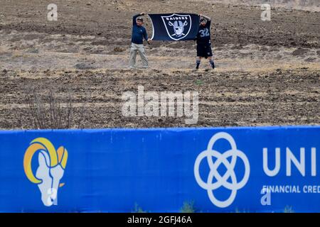 Fans beobachten ein gemeinsames Training von Las Angeles Rams und Las Vegas Raiders am Mittwoch, den 18. August 2021, in Thousand Oaks, Kalifornien (Dylan Stew Stockfoto