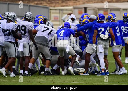 Los Angeles Rams und Las Vegas Raiders Spieler kämpfen während des Trainingslagers am Mittwoch, den 18. August 2021, in Thousand Oaks, Kalifornien (Dylan Stewart/Bild von Stockfoto