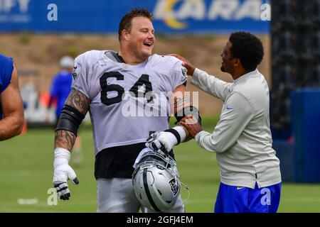 Richie Incognito (64), Wächter der Raiders in Las Vegas, spricht während des Trainingslagers am Mittwoch mit Artis Twyman, dem Vice President of Communications von Los Angeles Rams Stockfoto