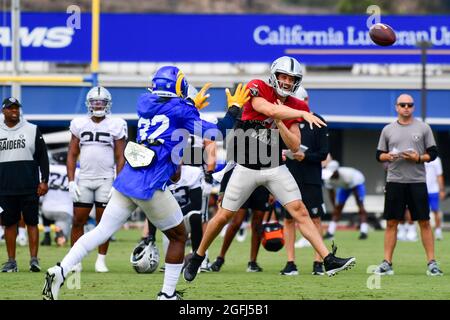 Las Vegas Raiders Quarterback Derek Carr (4) während des Trainingslagers am Donnerstag, den 19. August 2021, in Thousand Oaks, Kalifornien (Dylan Stewart/Image of Sport) Stockfoto