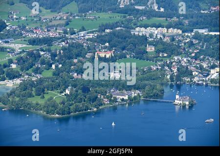 Panoramablick auf das mittelalterliche Wasserschloss Schloss Ort Orth am Traunsee in Gmunden Oberösterreich Stockfoto
