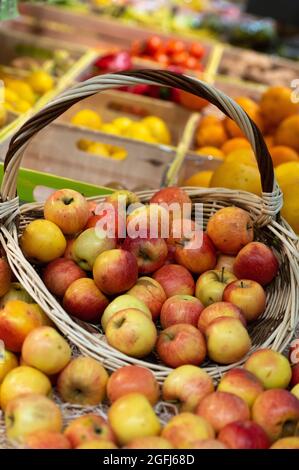 Super U Supermarkt: Äpfel in der Obst- und Gemüseabteilung Stockfoto