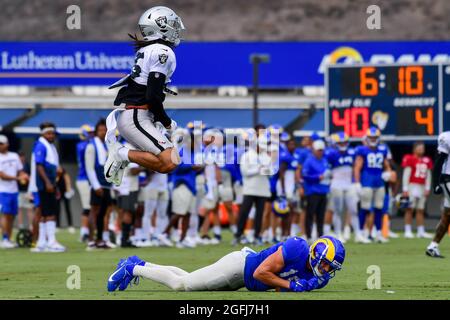 Las Vegas Raiders Safety Tre’von Moehrig (25) feiert den Bruch eines Passes für den Los Angeles Rams Wide Receiver Cooper Kupp (10) während des Trainings Stockfoto