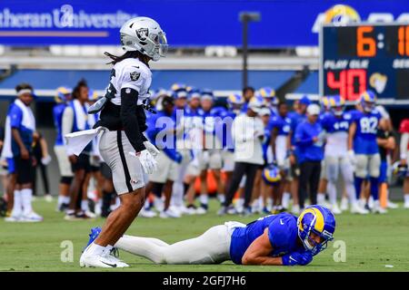 Las Vegas Raiders Safety Tre’von Moehrig (25) feiert den Bruch eines Passes für den Los Angeles Rams Wide Receiver Cooper Kupp (10) während des Trainings Stockfoto