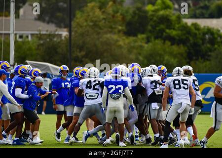 Während des Trainingslagers am Donnerstag, den 19. August 2021, bricht ein Kampf zwischen den Los Angeles Rams und den Las Vegas Raiders in Thousand Oaks, Kalifornien, aus Stockfoto