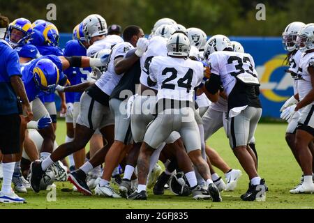 Während des Trainingslagers am Donnerstag, den 19. August 2021, bricht ein Kampf zwischen den Los Angeles Rams und den Las Vegas Raiders in Thousand Oaks, Kalifornien, aus Stockfoto