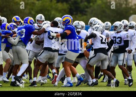 Während des Trainingslagers am Donnerstag, den 19. August 2021, bricht ein Kampf zwischen den Los Angeles Rams und den Las Vegas Raiders in Thousand Oaks, Kalifornien, aus Stockfoto