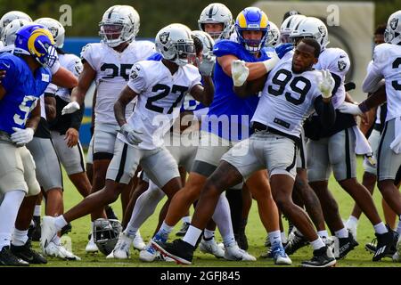 Während des Trainingslagers am Donnerstag, den 19. August 2021, bricht ein Kampf zwischen den Los Angeles Rams und den Las Vegas Raiders in Thousand Oaks, Kalifornien, aus Stockfoto