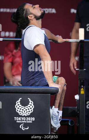 Tokio, Japan. August 2021. Joao Maria Franca Junior aus Brasilien reagiert während des Powerlifting-Finales der Männer -49KG bei den Paralympischen Spielen 2020 in Tokio, Japan, am 26. August 2021. Quelle: Cai Yang/Xinhua/Alamy Live News Stockfoto