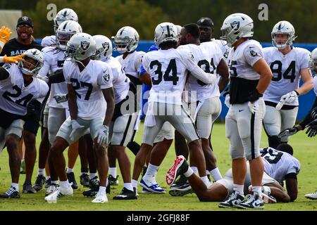 Während des Trainingslagers am Donnerstag, den 19. August 2021, bricht ein Kampf zwischen den Los Angeles Rams und den Las Vegas Raiders in Thousand Oaks, Kalifornien, aus Stockfoto