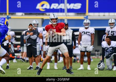 Las Vegas Raiders Quarterback Derek Carr (4) während des Trainingslagers am Donnerstag, den 19. August 2021, in Thousand Oaks, Kalifornien (Dylan Stewart/Image of Sport) Stockfoto