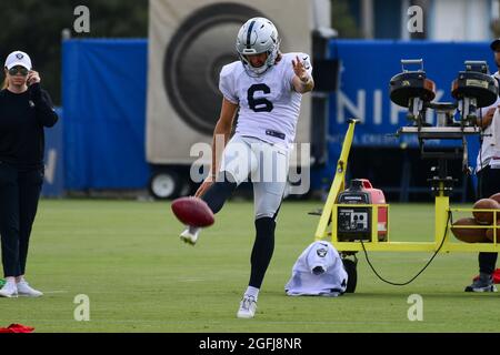 Las Vegas Raiders-Spieler AJ Cole (6) legt während des Trainingslagers am Donnerstag, den 19. August 2021, in Thousand Oaks, Kalifornien, den Ball auf. (Dylan Stewart/Image of S Stockfoto