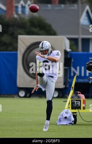 Las Vegas Raiders-Spieler AJ Cole (6) legt während des Trainingslagers am Donnerstag, den 19. August 2021, in Thousand Oaks, Kalifornien, den Ball auf. (Dylan Stewart/Image of S Stockfoto