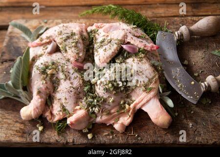 Zubereitung eines ganzen Hähnchens mit mediterranen Kräutern Stockfoto