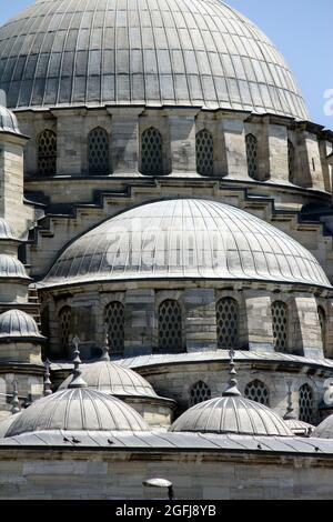 Die Neue Moschee hieß ursprünglich die Valide Sultan Moschee in Istanbul, Türkei. Stockfoto