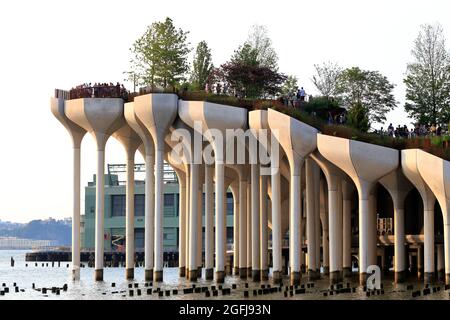 Little Island @ Pier55. Ein 2.4 Hektar großer Park am Hudson River Park in New York, NY, der von Thomas Heatherwick entworfen und von Diller und von Furstenberg finanziert wurde. Stockfoto