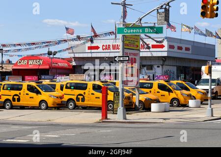 Eine Autowaschanlage und ein Taxistand am Queens Blvd in Sunnyside, Queens, New York, NY. Stockfoto