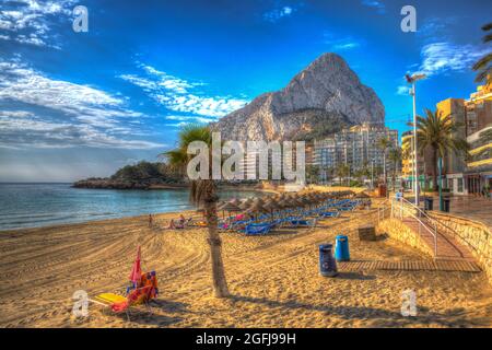 Calp Spanien Wahrzeichen Felsen von Levante La Fossa Strand Spanien bunte HDR Stockfoto