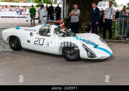 Porsche 910 oder Carrera 10 war ein Rennwagen von Porsche, der auf dem Porsche 906 basierte. Sportwagen der 1960er Jahre beim Goodwood Festival of Speed 2014 Stockfoto