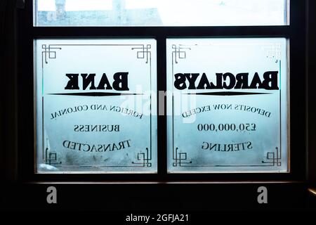 Innen des alten Barclays Bank-Gebäudes mit hinterleuchteten Schriftzügen auf Milchfenstern im Freilichtmuseum von Beamish Stockfoto