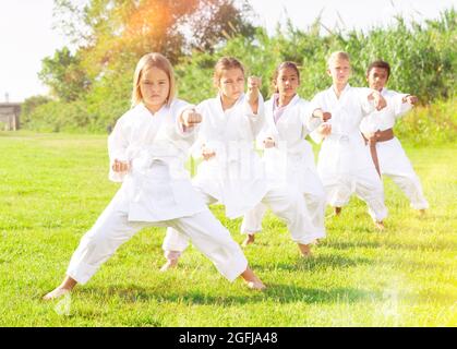 Gruppe von Kindern im weißen Kimono-Training Stockfoto