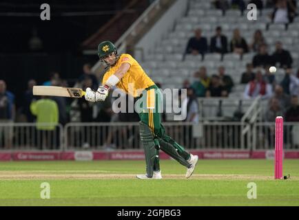 Nottingham, Nottinghamshire, England, Großbritannien. August 2021. Joe Clarke, der beim Vitality Blast T20 Quarter Finals gegen Hampshire Hawks auf dem spät abends beleuchteten Cricket-Gelände der Trent Bridge für die Notts Outlaws klatsch. Quelle: Alan Beastall/Alamy Live News. Stockfoto