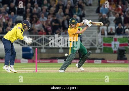 Nottingham, Nottinghamshire, England, Großbritannien. August 2021. Joe Clarke, der beim Vitality Blast T20 Quarter Finals gegen Hampshire Hawks auf dem spät abends beleuchteten Cricket-Gelände der Trent Bridge für die Notts Outlaws klatsch. Quelle: Alan Beastall/Alamy Live News. Stockfoto