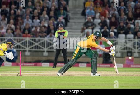 Nottingham, Nottinghamshire, England, Großbritannien. August 2021. Joe Clarke, der beim Vitality Blast T20 Quarter Finals gegen Hampshire Hawks auf dem spät abends beleuchteten Cricket-Gelände der Trent Bridge für die Notts Outlaws klatsch. Quelle: Alan Beastall/Alamy Live News. Stockfoto