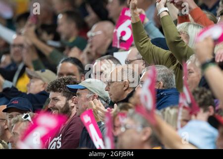 Nottingham, Nottinghamshire, England, Großbritannien. August 2021. Zuschauer genießen ein Cricket-Spiel mit Flutlicht während der Vitality Blast T20 Quarter Finals, Notts Outlaws gegen Hampshire Hawks auf dem Cricket-Platz in der Trent Bridge. Quelle: Alan Beastall/Alamy Live News. Stockfoto