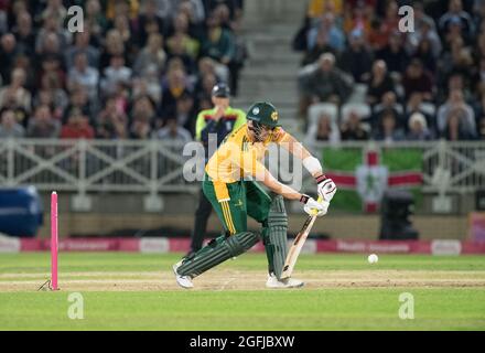 Nottingham, Nottinghamshire, England, Großbritannien. August 2021. Joe Clarke, der beim Vitality Blast T20 Quarter Finals gegen Hampshire Hawks auf dem spät abends beleuchteten Cricket-Gelände der Trent Bridge für die Notts Outlaws klatsch. Quelle: Alan Beastall/Alamy Live News. Stockfoto