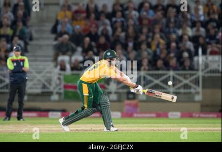 Nottingham, Nottinghamshire, England, Großbritannien. August 2021. Joe Clarke, der beim Vitality Blast T20 Quarter Finals gegen Hampshire Hawks auf dem spät abends beleuchteten Cricket-Gelände der Trent Bridge für die Notts Outlaws klatsch. Quelle: Alan Beastall/Alamy Live News. Stockfoto