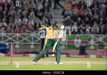 Nottingham, Nottinghamshire, England, Großbritannien. August 2021. Joe Clarke, der beim Vitality Blast T20 Quarter Finals gegen Hampshire Hawks auf dem spät abends beleuchteten Cricket-Gelände der Trent Bridge für die Notts Outlaws klatsch. Quelle: Alan Beastall/Alamy Live News. Stockfoto