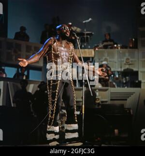 Isaac Hayes, auch bekannt als The Black Moses of Soul, amerikanischer Soulmusiker, Soulsänger und Schauspieler, hier bei einem Konzert während der internationalen Musikmesse Midem in Cannes, um 1973. Isaac Hayes, auch bekannt als The Black Moses of Soul, amerikanischer Soul-Musiker, Soul-Sänger und Schauspieler, hier bei einem Konzert während der internationalen Musikmesse Midem in Cannes, um 1973. Stockfoto