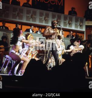 Isaac Hayes, auch bekannt als The Black Moses of Soul, amerikanischer Soulmusiker, Soulsänger und Schauspieler, hier bei einem Konzert während der internationalen Musikmesse Midem in Cannes, um 1973. Isaac Hayes, auch bekannt als The Black Moses of Soul, amerikanischer Soul-Musiker, Soul-Sänger und Schauspieler, hier bei einem Konzert während der internationalen Musikmesse Midem in Cannes, um 1973. Stockfoto