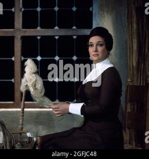 Edda Moser, berühmte deutsche Opernsängerin, Sopranistin, hier in der Rolle der Margarethe, in der Faust Oper von Charles Gounod, Foto um 1979. Edda Moser, berühmte deutsche Opernsängerin, Sopran, hier in der Rolle der Margarethe, in der Faust-Oper von Charles Gounod, Foto um 1979. Stockfoto