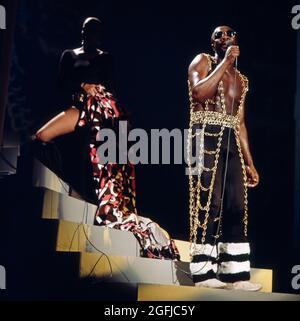 Isaac Hayes, auch bekannt als The Black Moses of Soul, amerikanischer Soulmusiker, Soulsänger und Schauspieler, hier bei einem Konzert während der internationalen Musikmesse Midem in Cannes, um 1973. Isaac Hayes, auch bekannt als The Black Moses of Soul, amerikanischer Soul-Musiker, Soul-Sänger und Schauspieler, hier bei einem Konzert während der internationalen Musikmesse Midem in Cannes, um 1973. Stockfoto