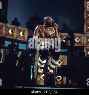 Isaac Hayes, auch bekannt als The Black Moses of Soul, amerikanischer Soulmusiker, Soulsänger und Schauspieler, hier bei einem Konzert während der internationalen Musikmesse Midem in Cannes, um 1973. Isaac Hayes, auch bekannt als The Black Moses of Soul, amerikanischer Soul-Musiker, Soul-Sänger und Schauspieler, hier bei einem Konzert während der internationalen Musikmesse Midem in Cannes, um 1973. Stockfoto