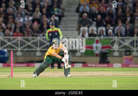 Nottingham, Nottinghamshire, England, Großbritannien. August 2021. Joe Clarke, der beim Vitality Blast T20 Quarter Finals gegen Hampshire Hawks auf dem spät abends beleuchteten Cricket-Gelände der Trent Bridge für die Notts Outlaws klatsch. Quelle: Alan Beastall/Alamy Live News. Stockfoto