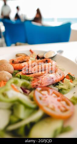 Garnelen und Salat im Strandrestaurant Stockfoto