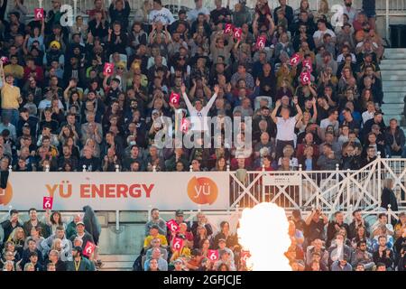 Nottingham, Nottinghamshire, England, Großbritannien. August 2021. Zuschauer genießen ein Cricket-Spiel mit Flutlicht während der Vitality Blast T20 Quarter Finals, Notts Outlaws gegen Hampshire Hawks auf dem Cricket-Platz in der Trent Bridge. Quelle: Alan Beastall/Alamy Live News. Stockfoto