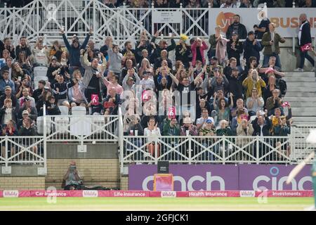 Nottingham, Nottinghamshire, England, Großbritannien. August 2021. Zuschauer genießen ein Cricket-Spiel mit Flutlicht während der Vitality Blast T20 Quarter Finals, Notts Outlaws gegen Hampshire Hawks auf dem Cricket-Platz in der Trent Bridge. Quelle: Alan Beastall/Alamy Live News. Stockfoto