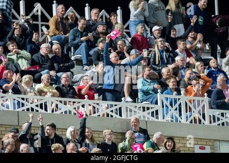 Nottingham, Nottinghamshire, England, Großbritannien. August 2021. Zuschauer genießen ein Cricket-Spiel mit Flutlicht während der Vitality Blast T20 Quarter Finals, Notts Outlaws gegen Hampshire Hawks auf dem Cricket-Platz in der Trent Bridge. Quelle: Alan Beastall/Alamy Live News. Stockfoto