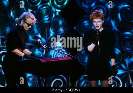 Humpe und Humpe, die Pop Sängerinnen und Schwestern Annette und Inga Humpe als Musikformation, Auftritt im TV: Sommerhitparade im ZDF, 18. August 1988. Humpe und Humpe, die Popsänger und Schwestern Annette und Inga Humpe als Musikformation, TV-Performance: Sommerhitparade im ZDF, 18. August 1988. Stockfoto