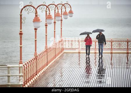 Colwyn Bay Promenade historischer Pier durch verkürzte Version ersetzt, um zukünftige Generationen an seinen fünfmal längeren Vorgänger zu erinnern. Stockfoto