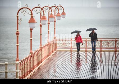 Colwyn Bay Promenade historischer Pier durch verkürzte Version ersetzt, um zukünftige Generationen an seinen fünfmal längeren Vorgänger zu erinnern. Stockfoto