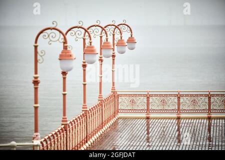 Colwyn Bay Promenade historischer Pier durch verkürzte Version ersetzt, um zukünftige Generationen an seinen fünfmal längeren Vorgänger zu erinnern. Stockfoto