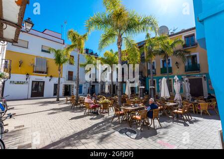 Spanien, Denia: Badeort am Mittelmeer, Provinz Alicante. Gasse in der Stadt und Fassaden von bunten Häusern, „placa de Sant Antoni“ s Stockfoto