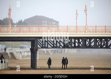 Colwyn Bay Promenade historischer Pier durch verkürzte Version ersetzt, um zukünftige Generationen an seinen fünfmal längeren Vorgänger zu erinnern. Stockfoto