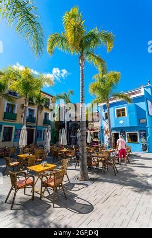 Spanien, Denia: Badeort am Mittelmeer, Provinz Alicante. Gasse in der Stadt und Fassaden von bunten Häusern, „placa de Sant Antoni“ s Stockfoto