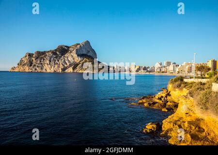 Spanien, Calp: Badeort und Strand von Platja de la Fossa am Mittelmeer, Costa Blanca, Provinz Alicante Stockfoto